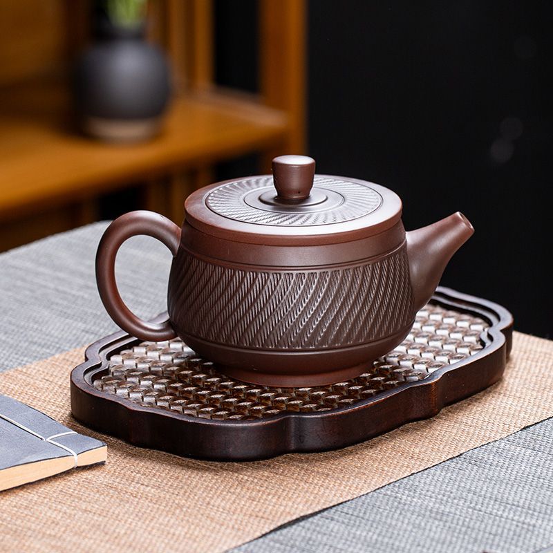 經典傳承・匠心打造|【大師純手工紫陶鳳鳴壺】復古跳刀紋漢瓦壺(一壺兩杯)・黃金大容量300cc + 球孔過濾,鳴音設計顯格調 經典傳承・匠心打造|【大師純手工紫陶鳳鳴壺】復古跳刀紋漢瓦壺(一壺兩杯)・黃金大容量300cc + 球孔過濾,鳴音設計顯格調