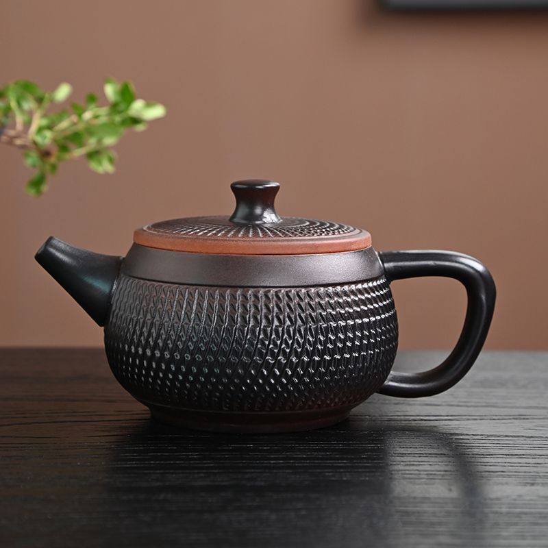 經典傳承・匠心打造|【大師純手工紫陶鳳鳴壺】復古跳刀紋漢瓦壺(一壺兩杯)・黃金大容量300cc + 球孔過濾,鳴音設計顯格調 經典傳承・匠心打造|【大師純手工紫陶鳳鳴壺】復古跳刀紋漢瓦壺(一壺兩杯)・黃金大容量300cc + 球孔過濾,鳴音設計顯格調